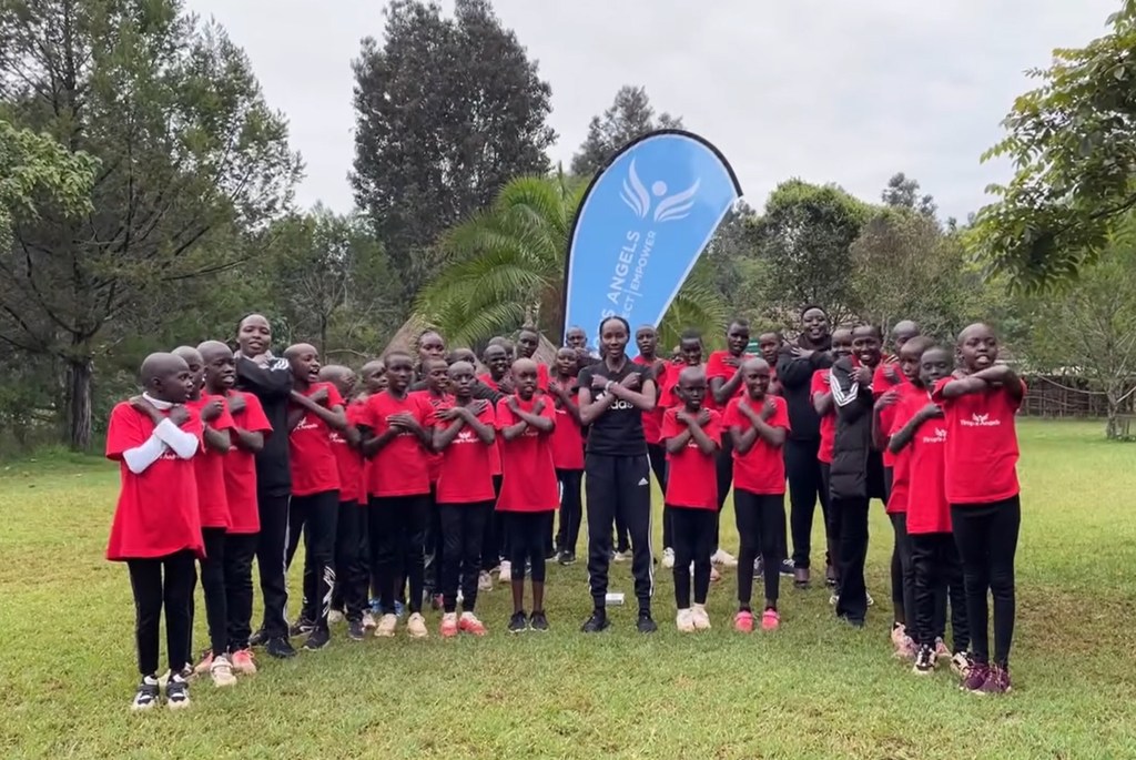 Mwanariadha wa Kenya na mwanaharakati wa wanawake na wasichana, Viola Jeptoo Lagat, ambaye pia ni mwanzilishi wa shirika lisilo la kiserikali la Tirop Angels akiwa katika picha ya pamoja na wanariadha chipukizi wanaokuja.