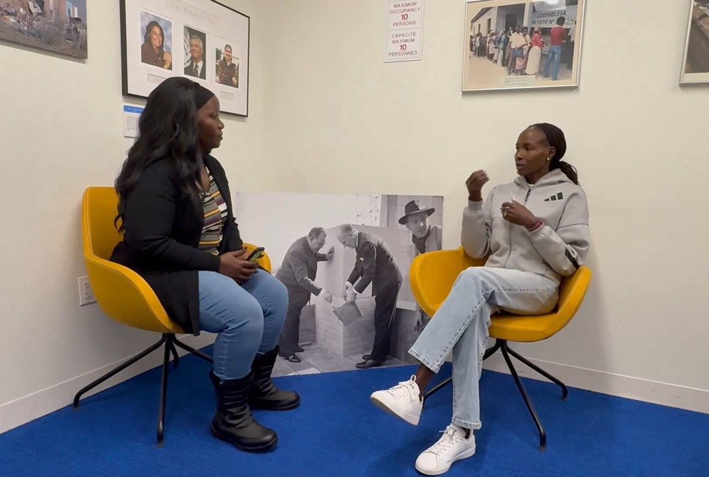 Viola Jeptoo Lagat akizungumza na Selina Jerobon wa Habari za UN Kiswahili wakati wa mahojiano.