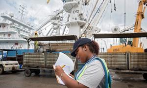 Nicole ni mmoja wa wanawake wachache wanaofanya kazi kwenye meli na bandari huko Port Victoria, Seychelles. Anafanya kazi katika SOCOMEP, biashara ambayo hutoa huduma kwa tasnia kubwa zaidi ya Seychelles - uvuvi wa tuna wa viwandani.