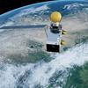 Un satellite doté d'une grande antenne parabolique jaune et de panneaux solaires orbite autour de la Terre, capturant des images de la surface et des nuages ​​de la planète depuis l'espace.