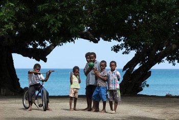 Crianças brincam na praia da ilha de Epi, Vanuatu, um arquipélago no oeste do Pacífico que abriga cerca de 300 mil pessoas.