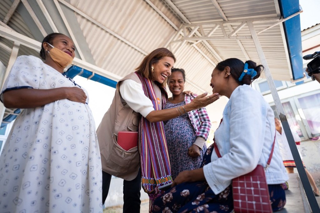 A Embaixadora da Boa Vontade do Unfpa, Catarina Furtado, interage com mulheres grávidas em uma clínica de saúde em Timor-Leste.