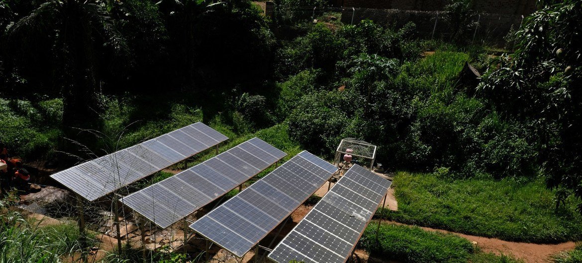 Vista dos painéis solares que operam a bomba em um ponto de água em Yambio, Sudão do Sul