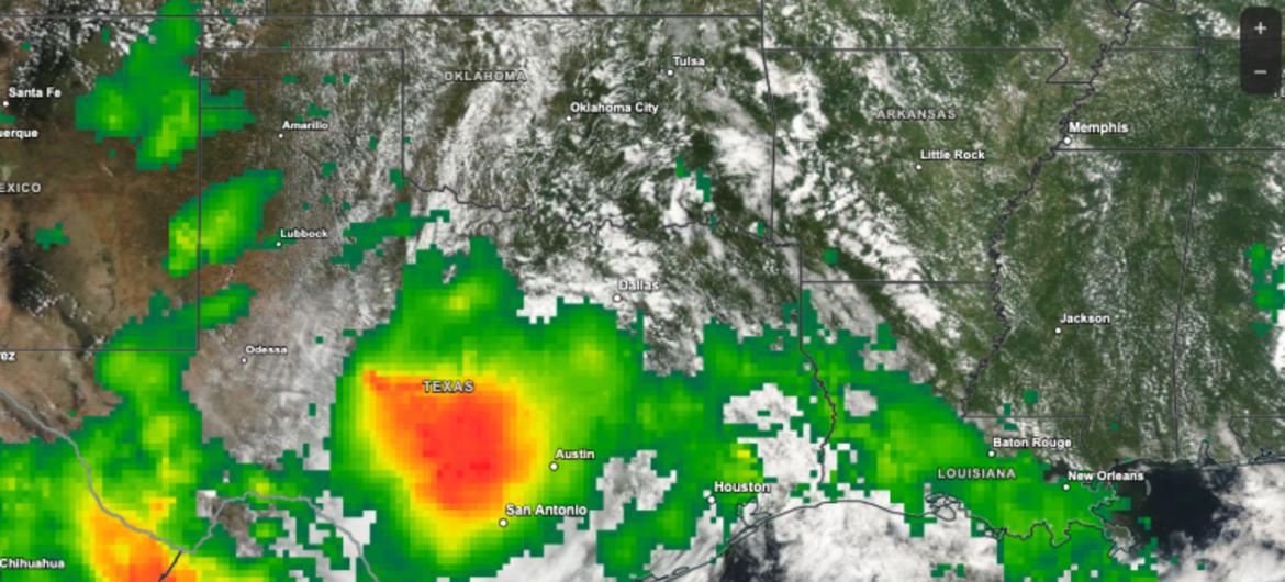 Mapa meteorológico por satélite do Texas mostrando chuvas intensas e condições de enchentes repentinas com uma escala de intensidade de precipitação codificada por cores.