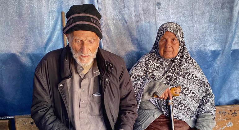 زوجان مسنان نزحا من شمال قطاع غزة إلى مدرسة للإيواء تابعة للأونروا في الأشهر الأولى للتصعيد.