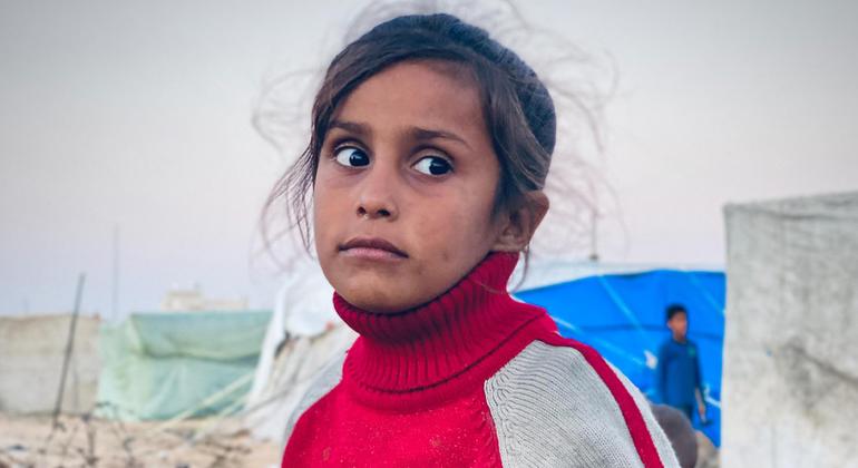 طفلة تنتظر دورها للحصول على بعض من الماء لأسرتها في مدينة رفح في غزة.