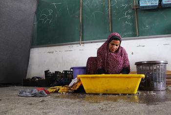 Una mujer palestina desplazada lava la ropa de su familia en un aula de un refugio de la UNRWA en Khan Younis, al sur de Gaza.