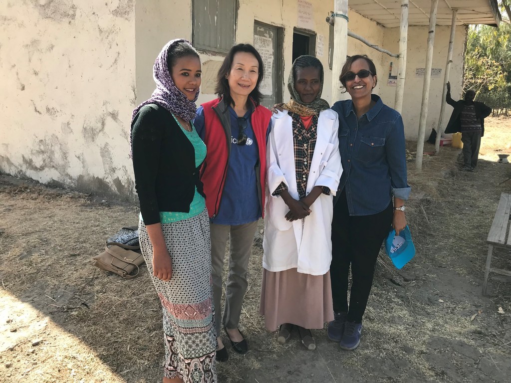 四名女性，其中一名身穿UNICEF背心，站在埃塞俄比亚一栋建筑物外。