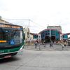 Um ônibus verde e branco, da linha 525, está em frente ao Terminal Parobé, no Centro Histórico de Porto Alegre, Brasil.