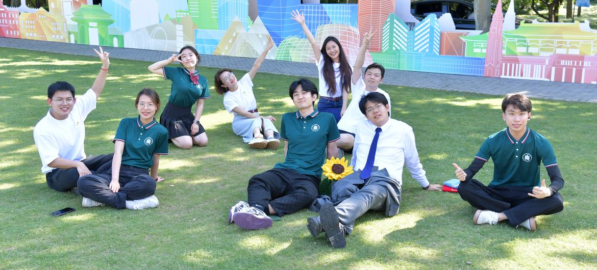 邱博然在上海和同学们一起做l实地调研。