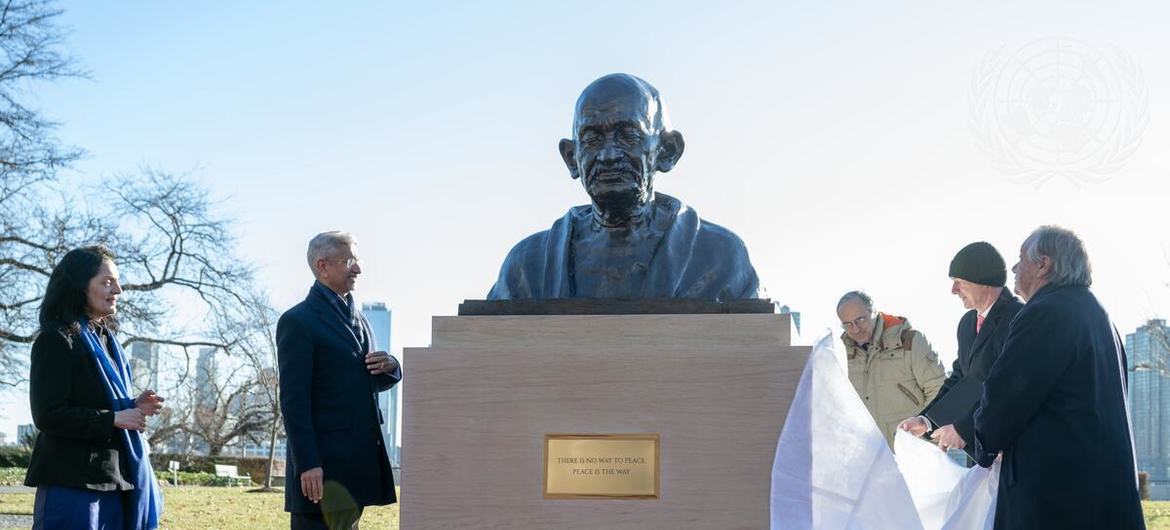 यूएन मुख्यालय में महात्मा गांधी की अर्ध-प्रतिमा का अनावरण कार्यक्रम. 