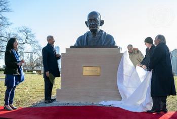 اقوام متحدہ کے صدر دفتر میں مہاتما گاندھی کے مجسمے کی تقریب رونمائی۔