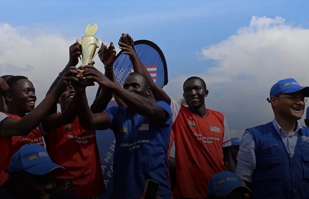 Samson Atia, mvuvi katika Ziwa Victoria akiwa na wenzake waliopewa mafunzo na IOM kuhusu ujuzi wa uvuvi salama na kuzuia uhalifu. Samson Atia, mvuvi katika Ziwa Victoria akiwa na wenzake waliopewa mafunzo na IOM kuhusu ujuzi wa uvuvi salama na kuzuia uhalifu.