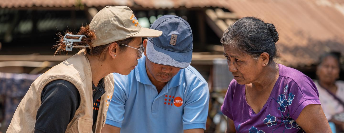 म्याँमार के सगाइंग में भूकम्प से प्रभावित एक महिला को UNFPA की गरिमा किट समेत अन्य राहत सामान दिए जा रहे हैं.