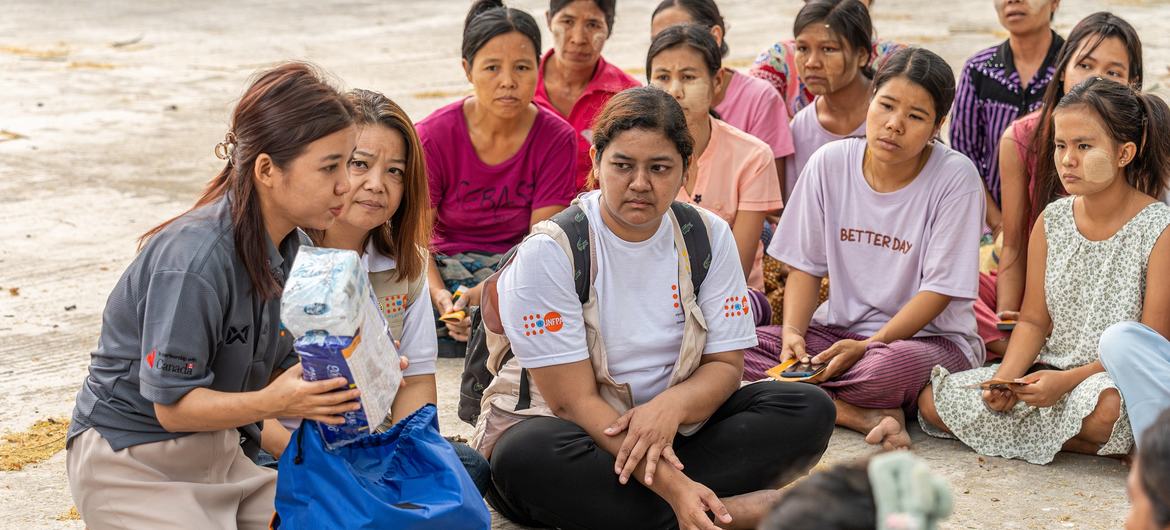 Na distribuição de itens de ajuda emergencial, a equipe do UNFPA apresenta o conteúdo dos kits de dignidade e fornece informações sobre violência de gênero em Mianmar Na distribuição de itens de ajuda emergencial, a equipe do UNFPA apresenta o conteúdo dos kits de dignidade e fornece informações sobre violência de gênero em Mianmar
