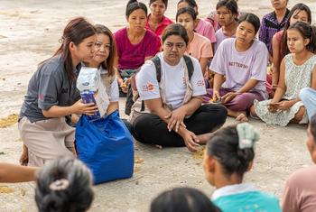 UNFPA की टीम महिलाओं व लड़कियों को सहायता सेवाओं व ज़रूरी सामान के बारे में जानकारी दे रही हैं.