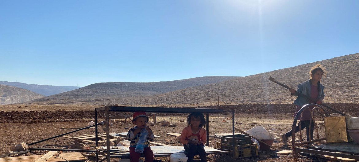2021 年 7 月 14 日，西岸 Ras al Tin 社区的巴勒斯坦儿童。以色列军队没收了他们的房屋、水箱和赖以为生的工具。
