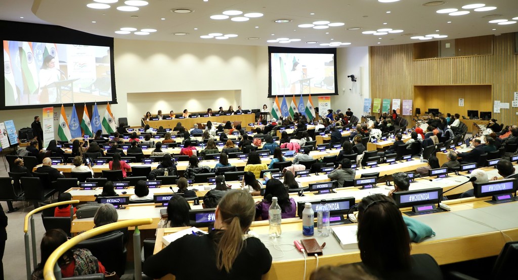 Um grande salão de conferências repleto de participantes em um evento paralelo da CSW67 organizado pela Missão Permanente da Índia junto às Nações Unidas em parceria com o W20.