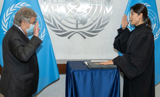 秘书长古特雷斯带领联合国上诉法庭法官高晓力宣誓。