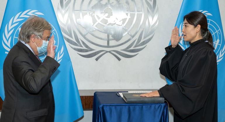 秘书长古特雷斯带领联合国上诉法庭法官高晓力宣誓。