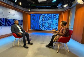 Balozi Ekitela Lokaale (kushoto), Mwakilishi wa kudumu wa Kenya kwenye Umoja wa Mataifa akizungumza na Flora Nducha wa UN News Kiswahili.
