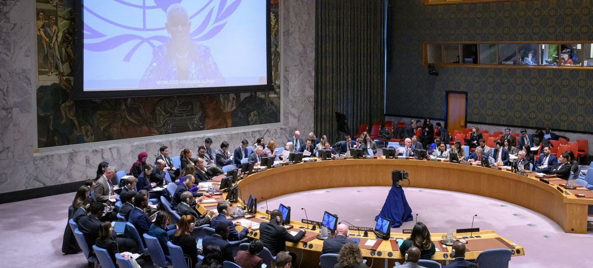 Bintou Keita (en pantalla), responsable de la misión de mantenimiento de la paz de la ONU en RDC (MONUSCO), dirigiéndose a los miembros del Consejo reunidos en sesión de urgencia tras el empeoramiento de la situación de seguridad en el país.