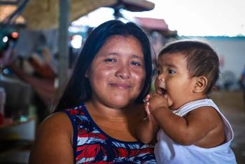 Indígana venezolana con su hijo.