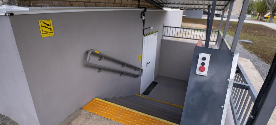 A entrada do abrigo recém-renovado conta com um elevador, garantindo acessibilidade a todos os alunos