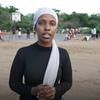 Saido Omar Noor, mkimbizi wa Somalia mwenye umri wa miaka 25, amesimama katika uwanja wa mpira wa vikapu katika makazi ya Kakuma nchini Kenya.