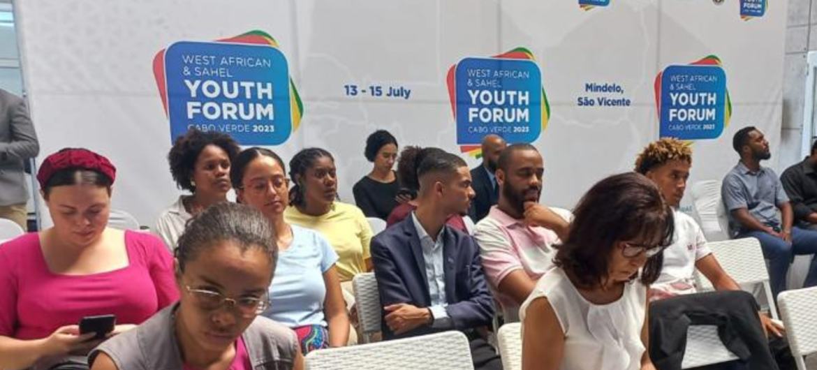 Participantes do Fórum da Juventude da África Ocidental e do Sahel em Mindelo, Cabo Verde, assistindo a uma apresentação.