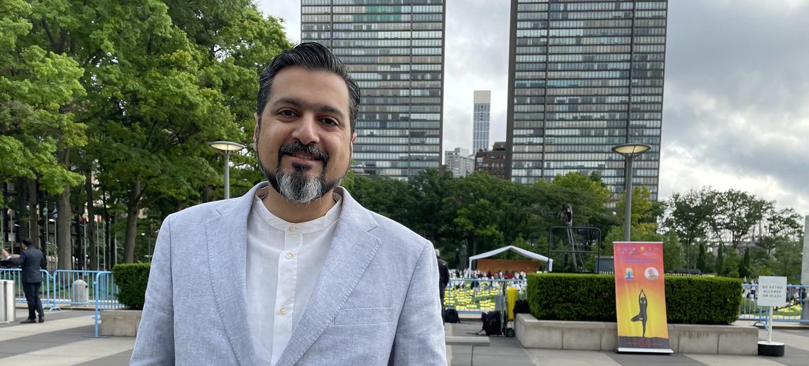 Le compositeur de musique et ambassadeur de bonne volonté du HCR, Ricky Kej, a également participé à l'événement de la Journée du yoga au Siège des Nations Unies à New York.