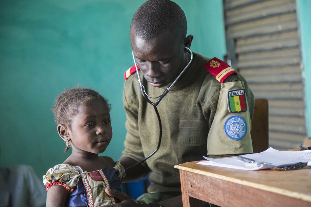 Efectivos senegaleses de mantenimiento de la paz realizan reconocimientos médicos en comunidades de la región de Mopti, en el centro de Malí.