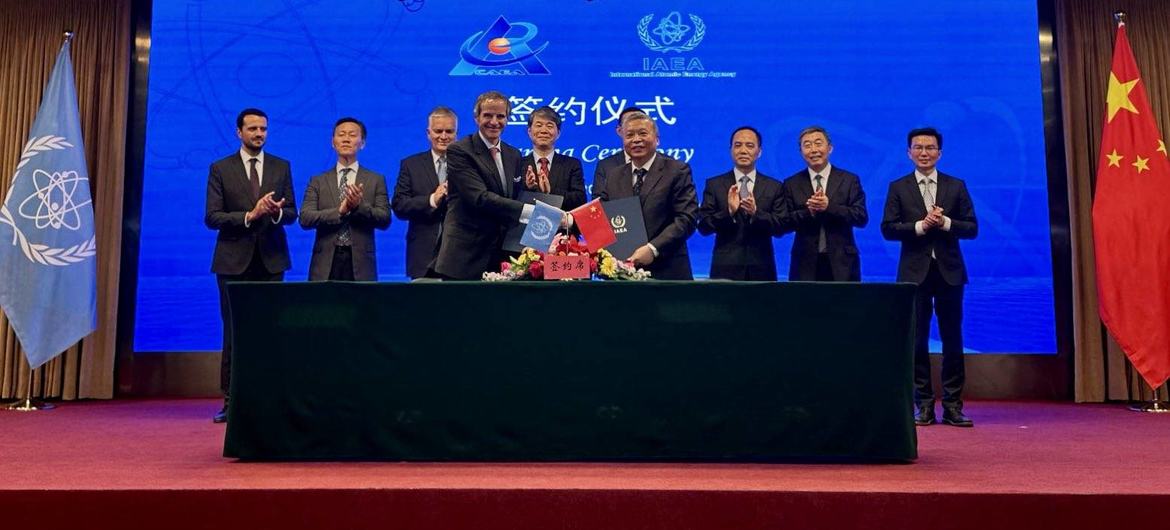 国际原子能机构总干事拉斐尔·格罗西和其他国际原子能机构官员在中国国家原子能机构签署了多项协议，这反映了原子能机构与中国之间的多元化工作范围。