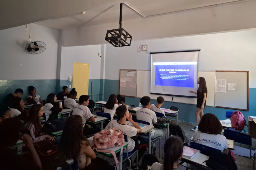 Millena Xavier hace una presentación a un grupo de estudiantes en un aula.