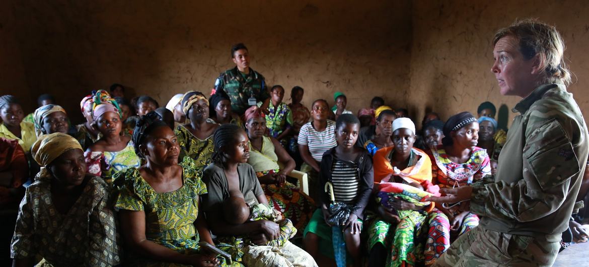 La conseillère de terrain sur le genre de la MONUSCO, le major Rachel Grimes, s'entretient avec plus de 50 femmes, écoutant leurs préoccupations et leurs recommandations après des attaques de groupes armés à Eringeti, au Nord-Kivu.