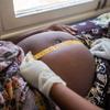 Un médecin effectue des examens de routine sur une femme enceinte à l'hôpital central de Mocuba, dans la province de Zambezia, au Mozambique. 