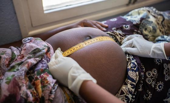 Un médico realiza exámenes rutinarios a una mujer embarazada en el Hospital Central de Mocuba, provincia de Zambezia, Mozambique. 