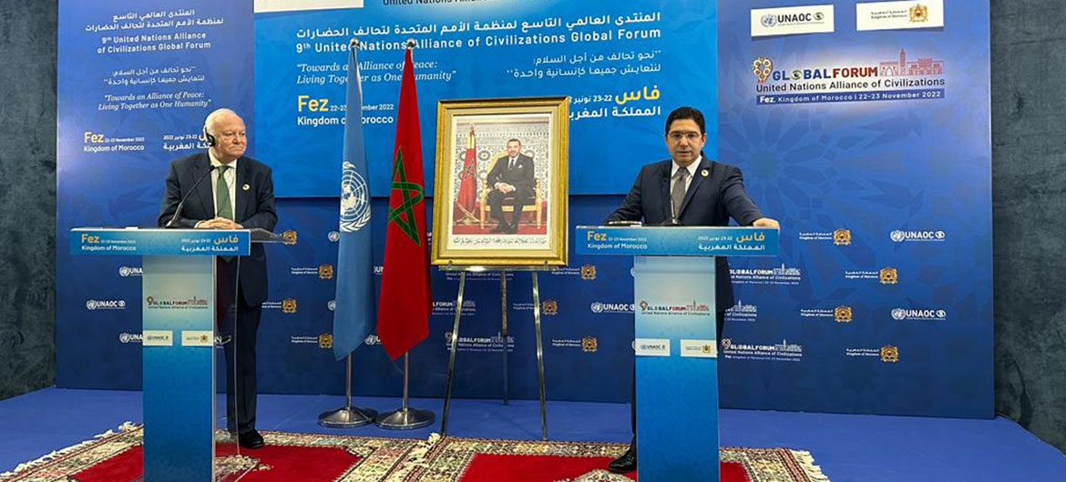 Miguel Angel Moratinos, Haut-Représentant de l'Alliance des civilisations des Nations Unies et Nasser Bourita, ministre marocain des Affaires étrangères, lors d'une conférence de presse conjointe de clôture à Fès, au Maroc.