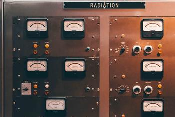 На долю радона приходится примерно половина всего излучения, которому подвергается человек в течение жизни.