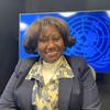 A ministra angolana Carmen do Sacramento sorri durante uma entrevista em uma instalação da ONU .