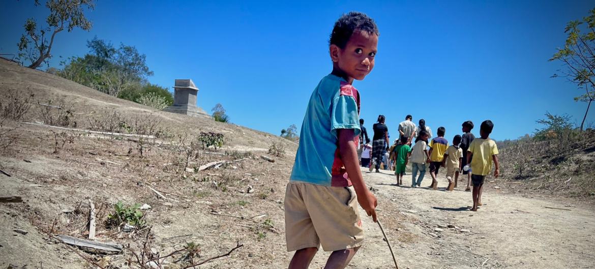 Crianças brincam na aldeia de Rai-mutin em Timor-Leste