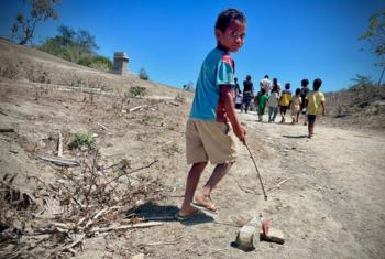 Crianças brincam na aldeia de Rai-mutin em Timor-Leste