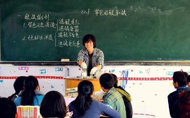 美丽中国的李薇薇老师在给同学们上化学课。 