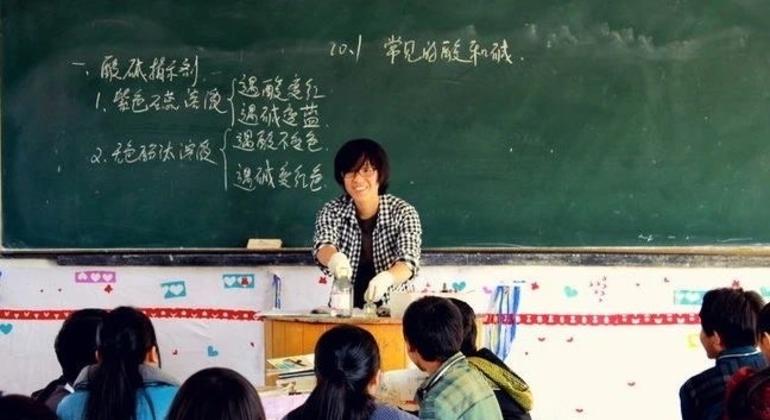 美丽中国的一位老师在给同学们上化学课。 