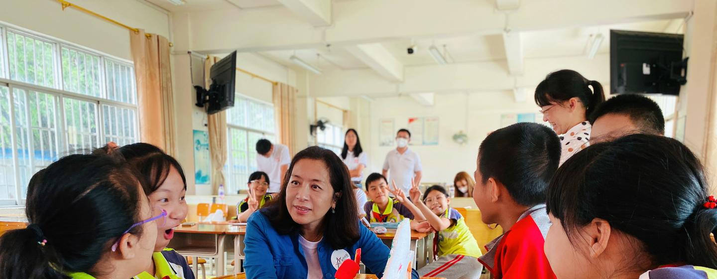 蔡金青在广西参加访校活动时在课堂上与学生们互动。