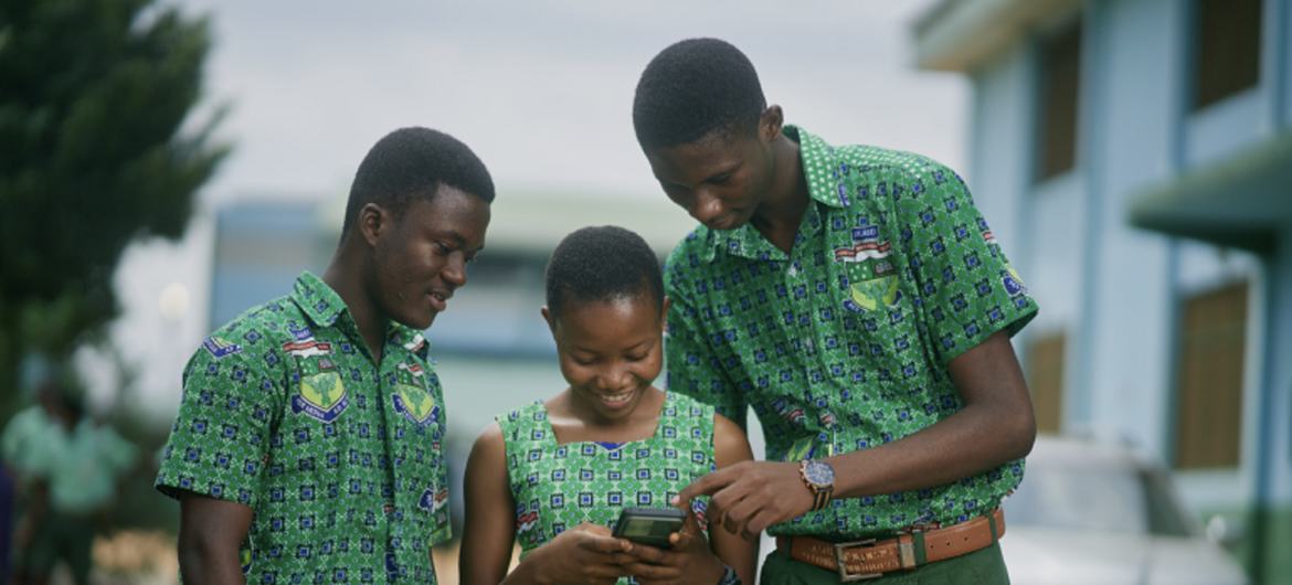 Jovens em Gana usando um aplicativo móvel para buscar consultas sobre fertilidade e saúde no parto. 