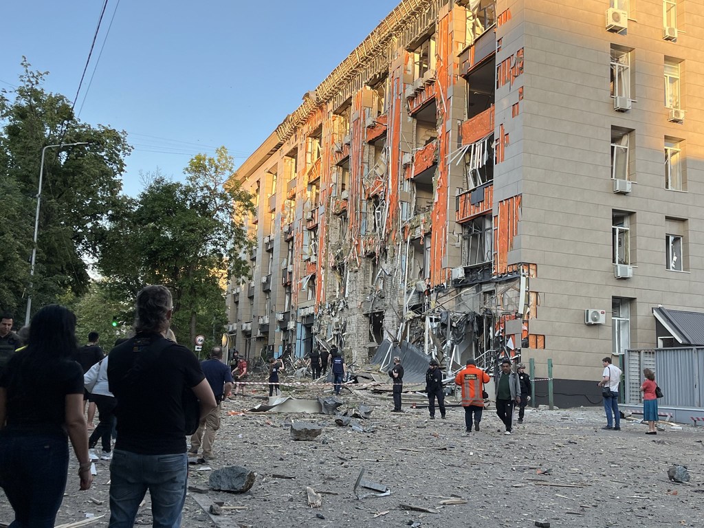 Последствия удара по жилому району Харькова 25 мая.