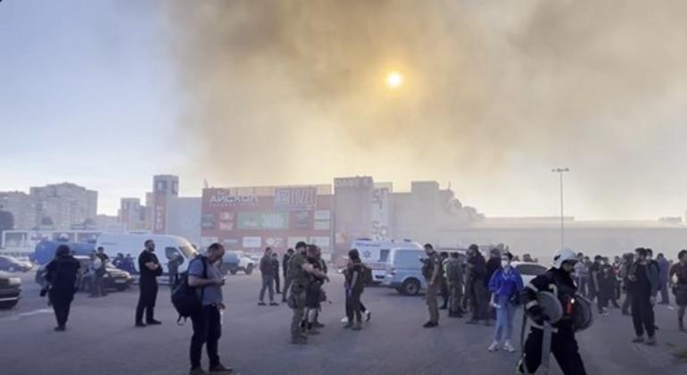 Um ataque das forças armadas russas a um movimentado shopping center em Kharkiv no sábado, 25 de maio.