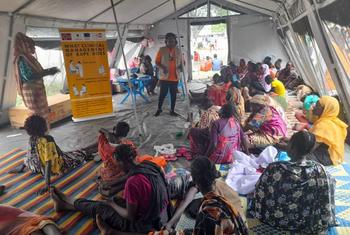 Every day at the Bulukat transit centre, UNFPA holds sessions on the threat of gender-based violence. Some 85 people attended this one, where they also learned about the services and support available to survivors. 