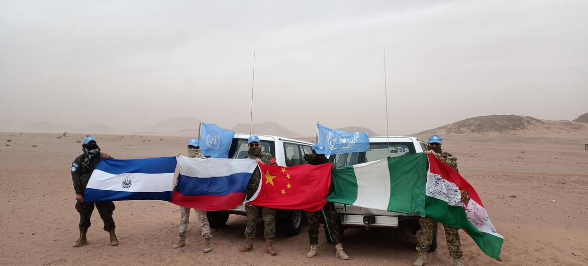  جنود من قوات حفظ السلام التابعة للأمم المتحد يرفعون أعلام بلادهم